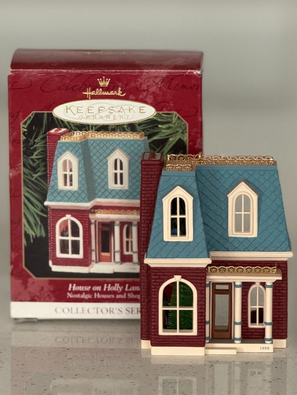 Hallmark Ornament Nostalgic Houses and Shops House on Holly Lane #16